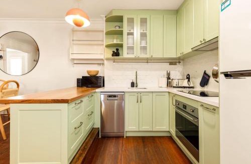 Glebe Apartment | Charming Glebe Retreat Near Fish Market for 6