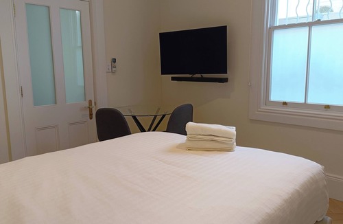 Glebe Cabin | Charming lodge with AC, mins walk to SYDU and bus stop