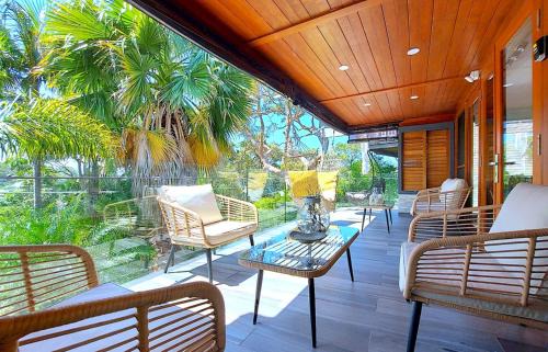Palm Beach House | Charming Retreat at Famous Palm Beach Outdoor Spa till 8 Walk to Ocean beach