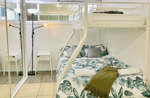 Umina Beach Cottage | Cheerful 2b cottage stroll to beach *dog* friendly