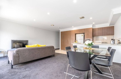 Franklin Apartment | Cheerful 4BR Townhouse w/Free Parking & WIFI