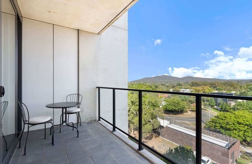 Lyneham Apartment | Chic 1-Bed Apartment Near Canberra’s Bustling CBD