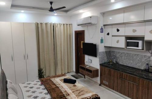 Noida Apartment | Chic Apartment#Couple Goal#High Rise#Balcony#condo