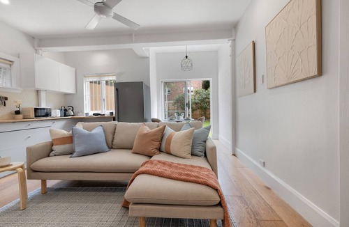 Bondi Beach Apartment | Chic Bondi Retreat – 10 Min Walk to Beach, modern coastal style