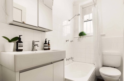 Kings Cross Apartment | Chic Quiet Apartment Close to Everything
