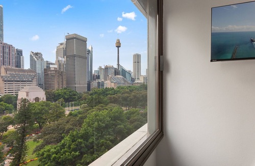 Darlinghurst Apartment | City Escape with Spa Access in Darlinghurst