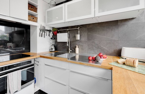 Woolloomooloo Apartment | City Fringe Escape – 2BR Apartment with Pool, Parking & Hyde Park Views