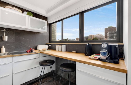 Woolloomooloo Apartment | City Fringe Escape – 2BR Apartment with Pool, Parking & Hyde Park Views