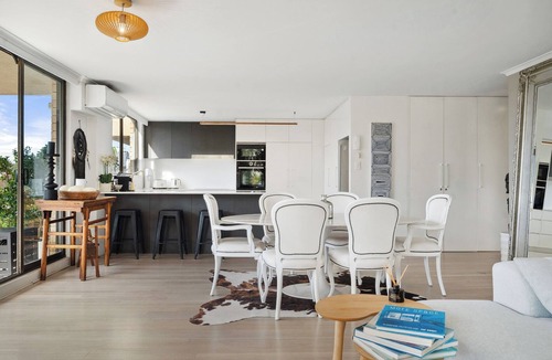 Woolloomooloo Apartment | Cityscape 2BR Charm with Pool, Sauna & Spa Access