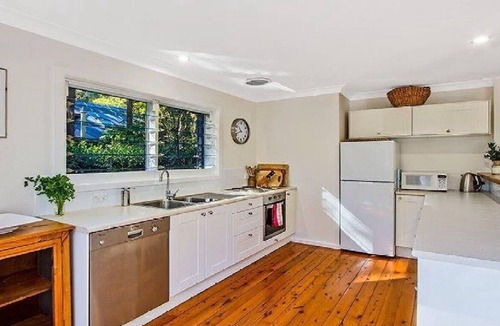 Pearl Beach House | Close to beach, cafe & restuarant