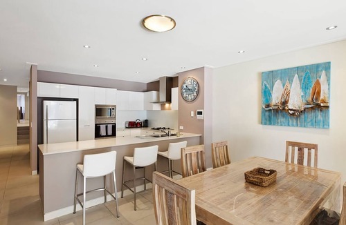 The Entrance Apartment | Coast Apartments 14, Apartment with 3 bedrooms and Roof top pool