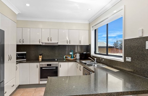 Long Jetty House | Coastal Comfort BBQ Yard Pet Friendly Stay