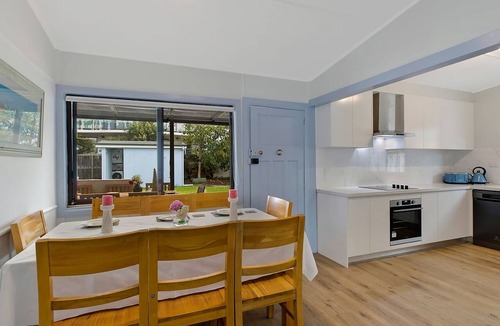 The Entrance House | Coastal Family Retreat, Walk to Beach & Lake