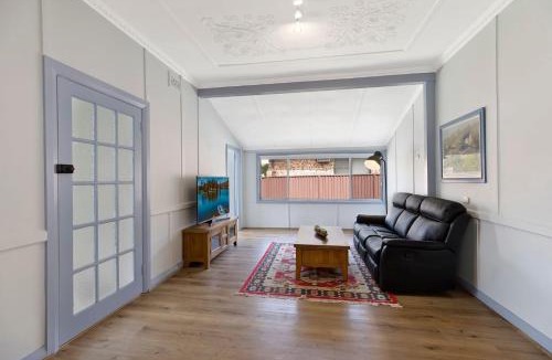 The Entrance House | Coastal Family Retreat, Walk to Beach & Lake