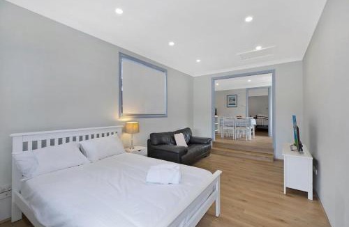 The Entrance House | Coastal Family Retreat, Walk to Beach & Lake