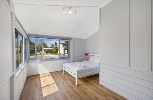 The Entrance House | Coastal Family Retreat, Walk to Beach & Lake