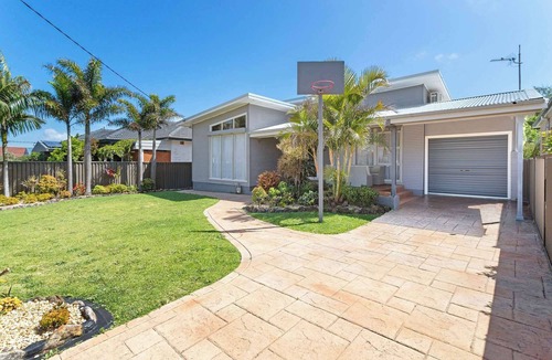 Warilla House | Coastal Palms - Recently Renovated Beachside Haven