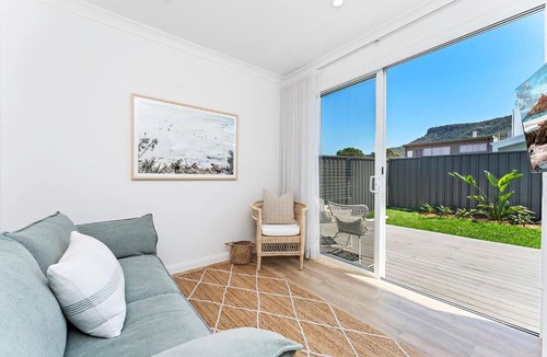 Corrimal House | Coastal retreat near shops & beach