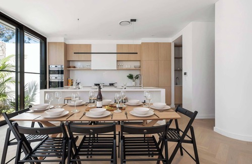 Burraneer House | Coastal Retreat with Private Parking