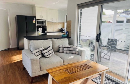 Isabella Plains Cottage | Come spend a few nights in this spaciously designed, fully equipped home in the inner south of Canberra. Stay in this open plan - 2 bedroom ensuite cottage to reset, visit loved ones, on your way to/from the snowfields and/or visit all Canberra has