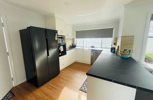 Isabella Plains Cottage | Come spend a few nights in this spaciously designed, fully equipped home in the inner south of Canberra. Stay in this open plan - 2 bedroom ensuite cottage to reset, visit loved ones, on your way to/from the snowfields and/or visit all Canberra has