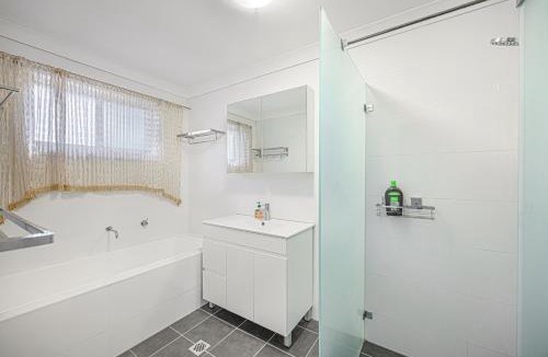 Bankstown House | Comfort Stay in Bankstown Free Parking