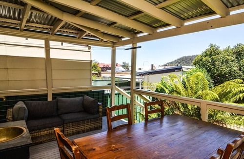 Lithgow House | Comfortable Victorian Terrace close to shops