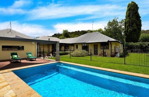Bowral House | Contemporary 10-Person Haven w/Pool