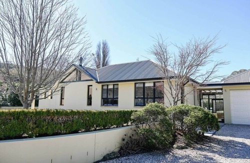 Bowral House | Contemporary 10-Person Haven w/Pool