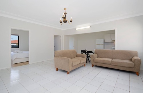 The Entrance House | Convenient Quiet Location, family & pet friendly.