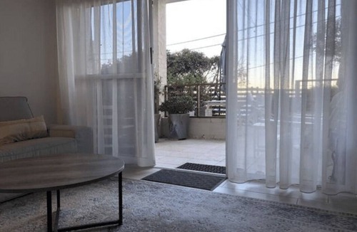 Coogee Apartment | Coogee- COOG2 Dundas Street - Coastal Garden Apartment with Ocean Views Courtyard Near Coogee Beach