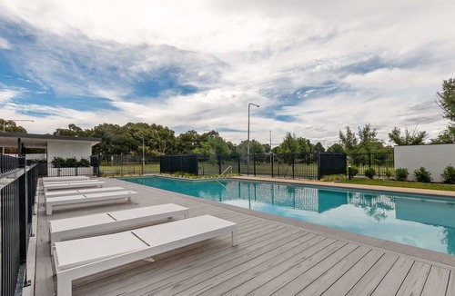 Phillip Apartment | Cosy 1-Bed with Pool, Gym and Secure Parking
