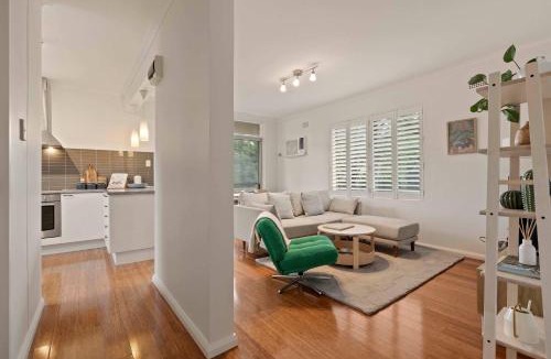 Rose Bay Apartment | Cosy and Quiet Walk to Beach and Harbor