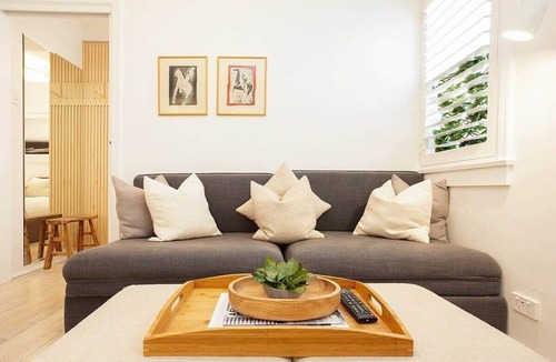 Rushcutters Bay Apartment | Cosy Flat in Art Deco Building Minutes From City