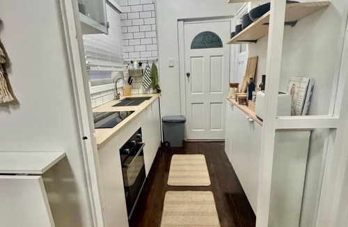 West Ryde House | Cosy Hidden Gem with History. Next to Park. Pet Friendly.