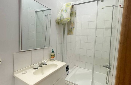Marrickville Apartment | Cosy Marrickville Retreat | Queen bed, Food, Cafes, Restaurants
