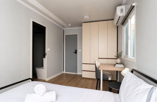 Guildford House | Courtyard Room with Private Ensuite Bathroom & AirCon at Guildford
