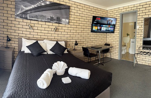 Cowra Hotel | Cowra Crest Motel