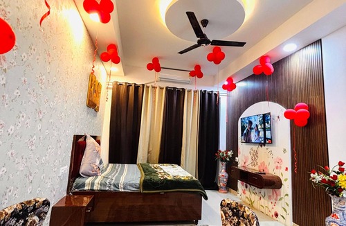 Greater Noida Apartment | Cozy 1-bedroom studio in fabulous Greater Noida with AC