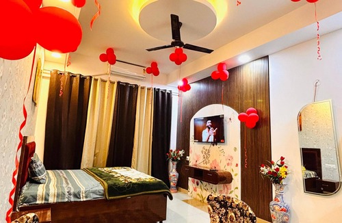 Greater Noida Apartment | Cozy 1-bedroom studio in fabulous Greater Noida with AC