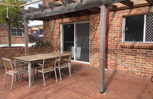 Liverpool House | Cozy 3BR Townhouse in Liverpool CBD with parking