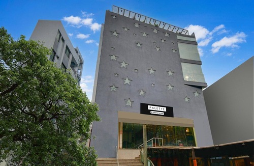 Palasia House | Cozy Deluxe Room at Chappan Market Indore