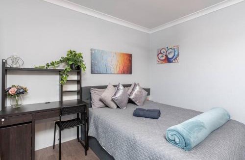 Berala House | Cozy Double Room - Central Spot - Shared Bathroom