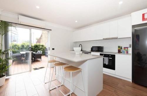 Woolloomooloo Apartment | Cozy Home w Outdoor Dining for 8 people