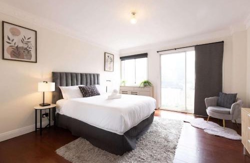 Woolloomooloo Apartment | Cozy Home w Outdoor Dining for 8 people