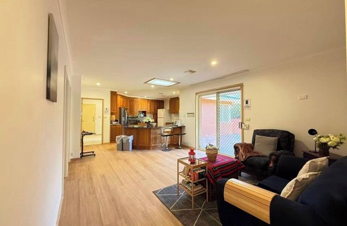 Turner House | Cozy King Room | 5-Min Walk to ANU | Close to City