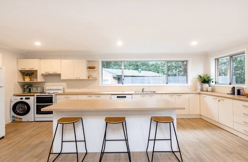 Macmasters Beach House | Cozy lakeside retreat just a short walk to beach