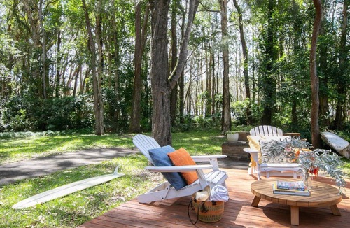 Macmasters Beach House | Cozy lakeside retreat just a short walk to beach