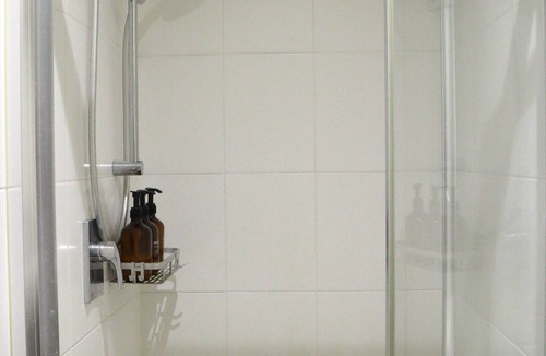 Hornsby Apartment | Cozy Minimalist 1 Br Apt near Hornsby mall & trains