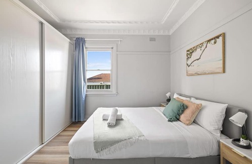 Hurstville House | Cozy Queen Room - Close to Eateries & Shops - Shared Bathroom and Amenities
